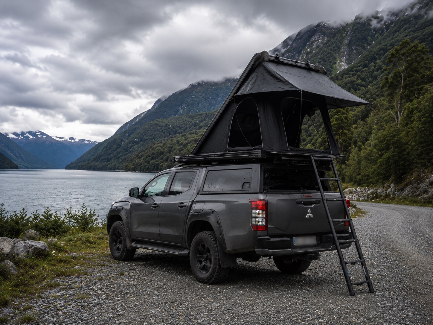 Carpa de techo ALTONIDO abierta sobre pickup en un camino de ripio junto a un fiordo del sur de Chile