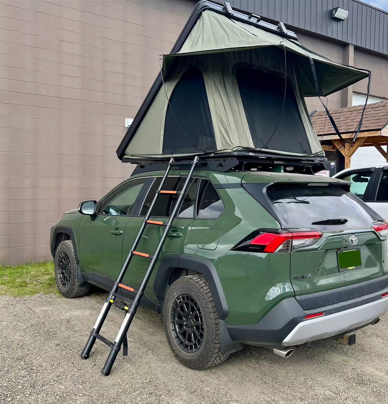 Carpa ALTONIDO abierta con escalera sobre SUV verde