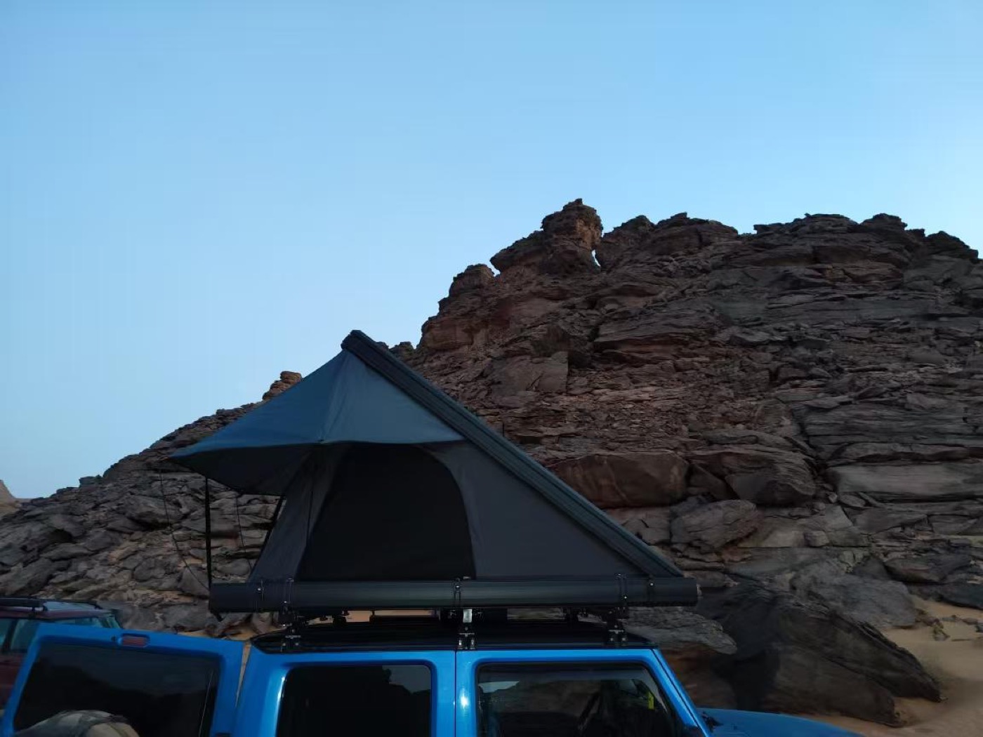 Detalle de la apertura triangular al atardecer